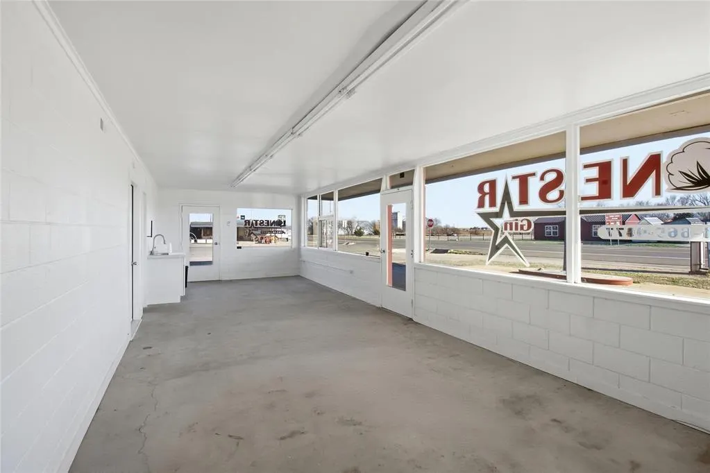 Photo 12 — 101 W 11th Street, Hobart, OK 73651
