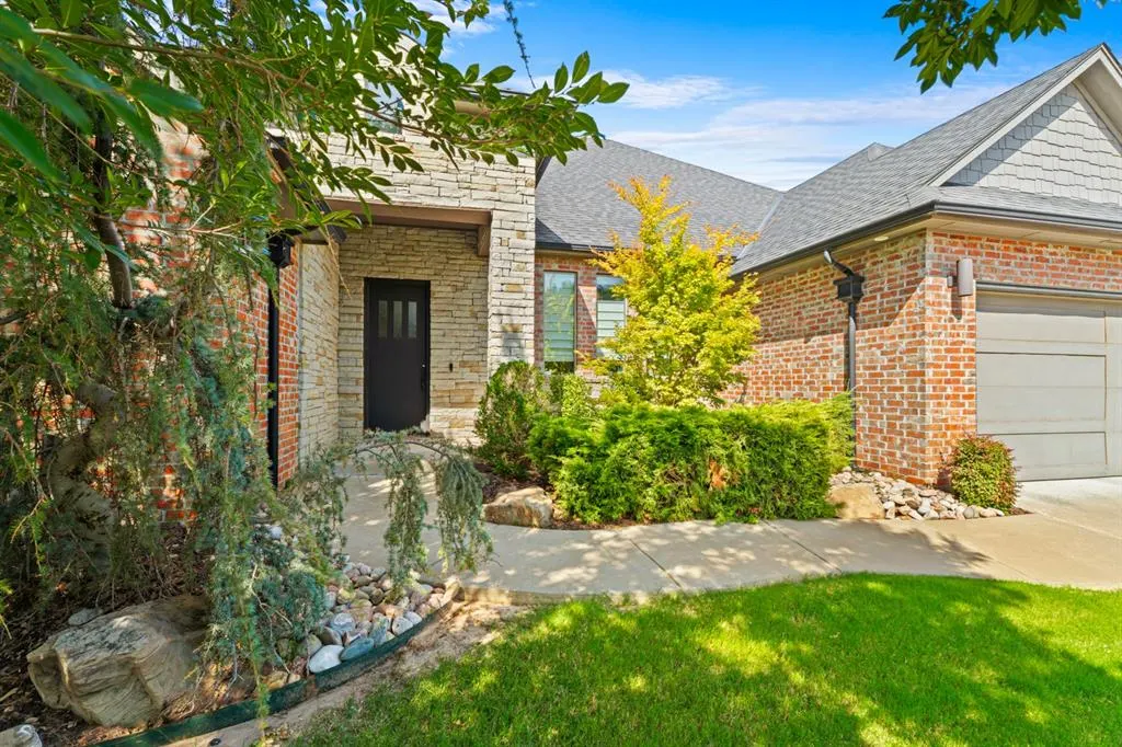 Photo 2 — 15309 Kestral Way, Edmond, OK 73013