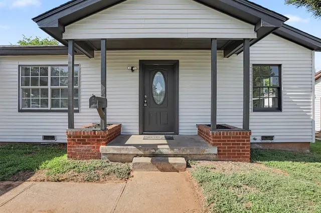 Photo 2 — 605 Lions Park Place, Midwest City, OK 73110