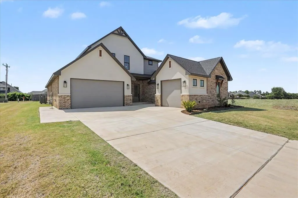 Photo 2 — 3305 Sugar Maple Way, Oklahoma City, OK 73179