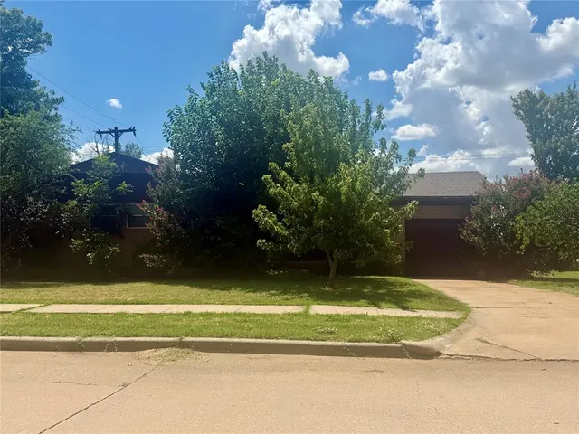 Photo 2 — 2005 N Canary Lane, Altus, OK 73521