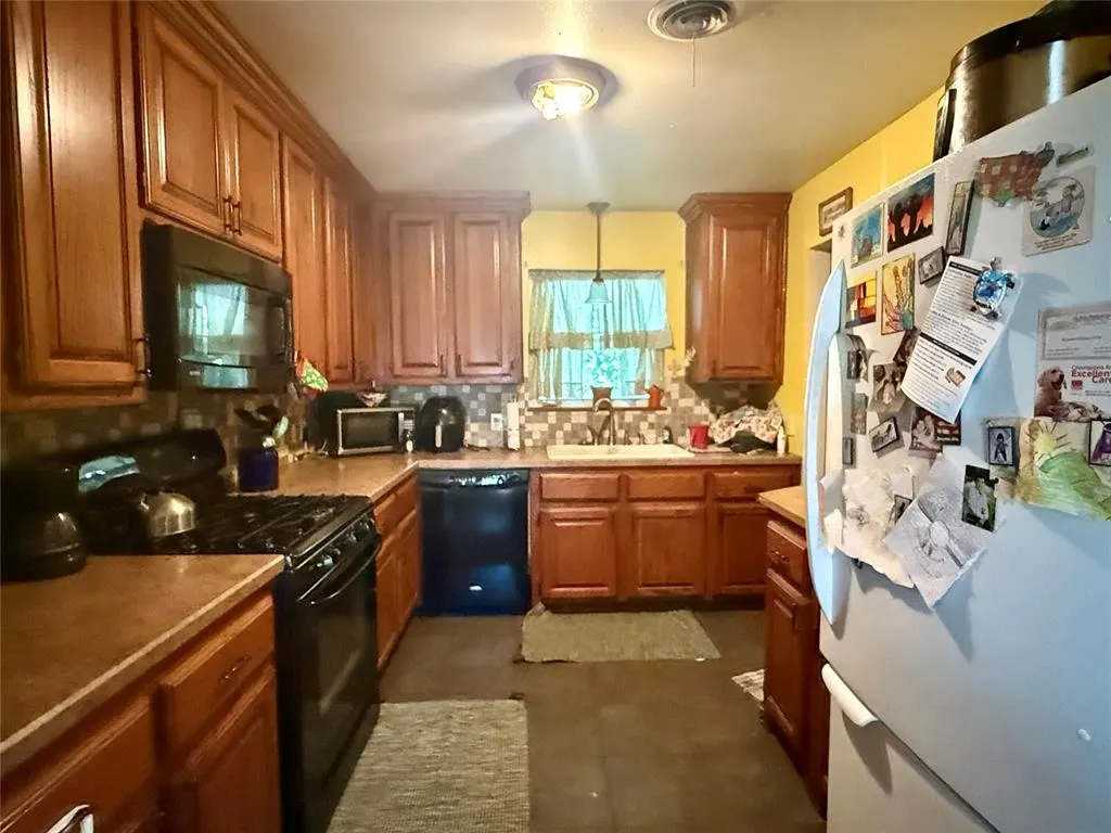 Photo 4 — 2005 N Canary Lane, Altus, OK 73521