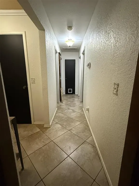 Photo 2 — 10108 Bison Circle, Yukon, OK 73099