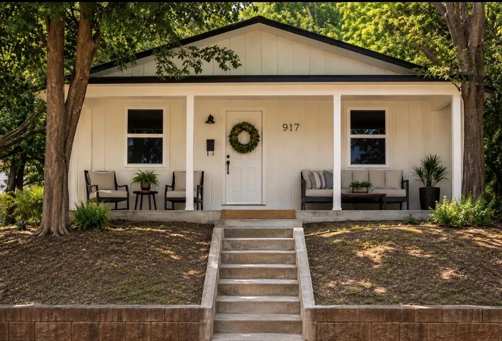 Front exterior — 917 W Colorado Avenue, Chickasha, OK 73018