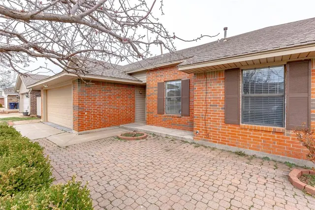 Photo 2 — 10304 Southridge Terrace, Oklahoma City, OK 73159