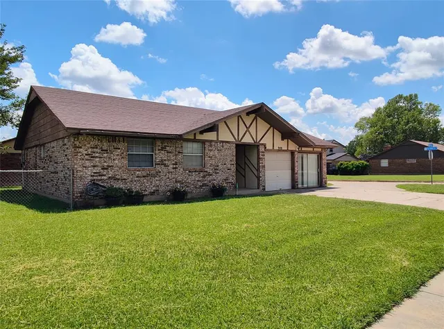 Front exterior — 940 NW 12th Street, Moore, OK 73160