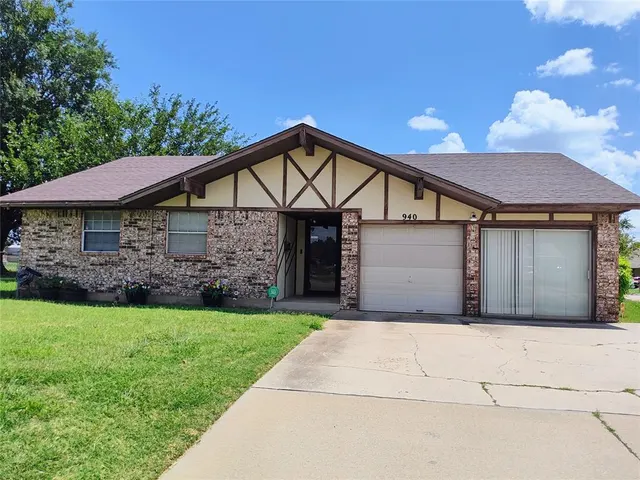 Photo 2 — 940 NW 12th Street, Moore, OK 73160