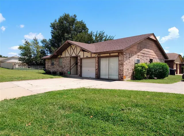 Photo 3 — 940 NW 12th Street, Moore, OK 73160