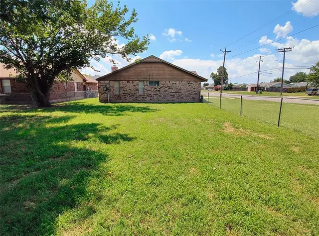 Photo 4 — 940 NW 12th Street, Moore, OK 73160