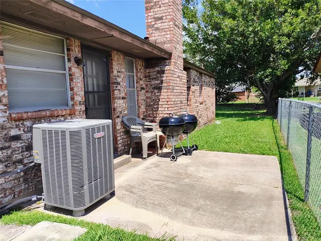 Photo 5 — 940 NW 12th Street, Moore, OK 73160