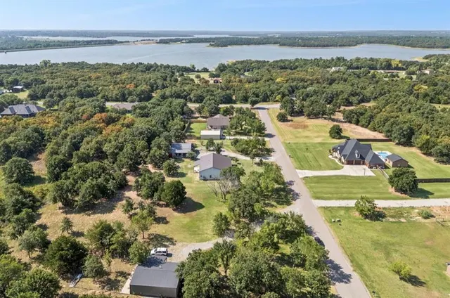 Photo 2 — 32700 Tincup Drive, Shawnee, OK 74804