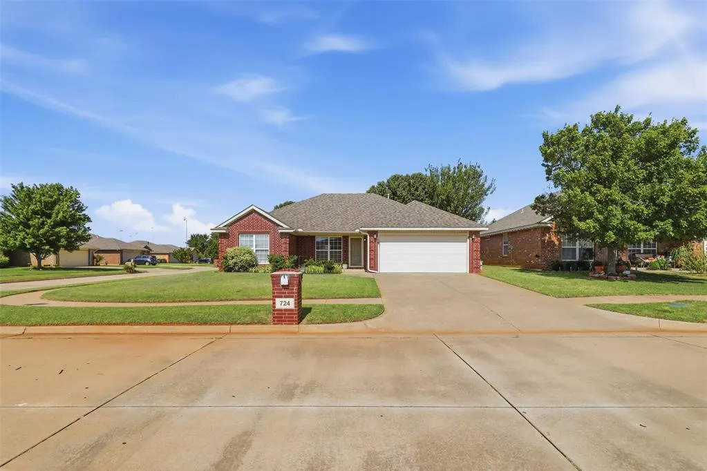 Photo 2 — 724 Eastview Court, Yukon, OK 73099
