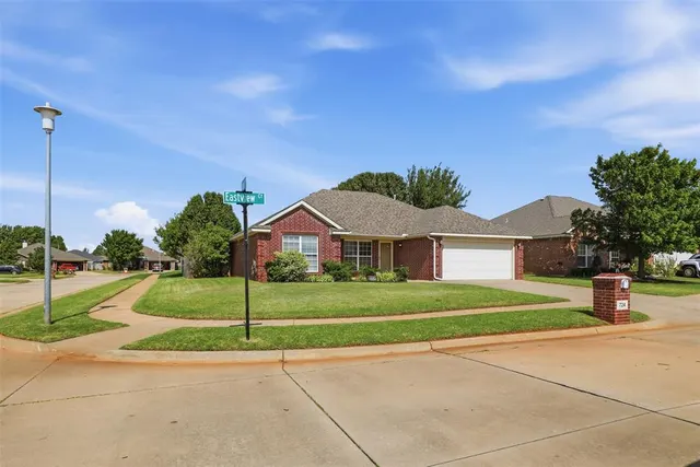 Photo 3 — 724 Eastview Court, Yukon, OK 73099