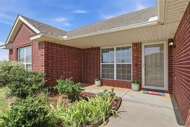 Photo 4 — 724 Eastview Court, Yukon, OK 73099