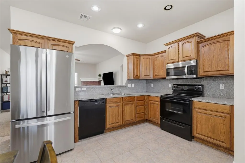 Photo 11 — 724 Eastview Court, Yukon, OK 73099