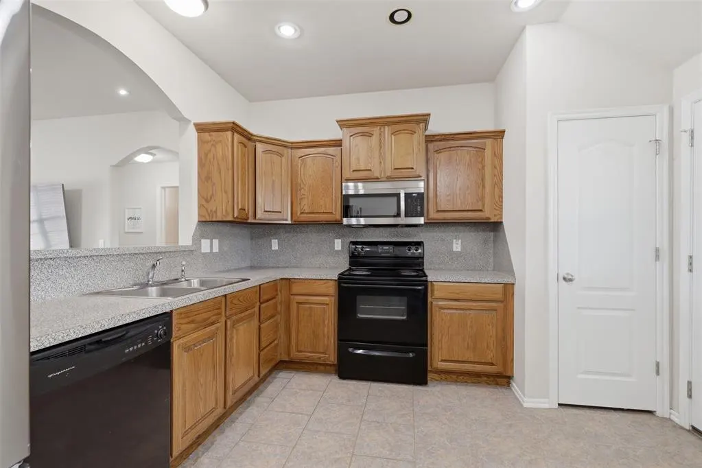Photo 13 — 724 Eastview Court, Yukon, OK 73099