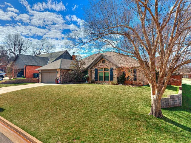 Photo 2 — 1401 Sandhurst Circle, Edmond, OK 73034