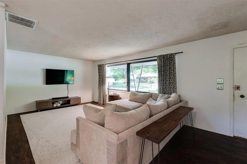 Photo 10 — 1101 Woodlawn Place, Oklahoma City, OK 73118