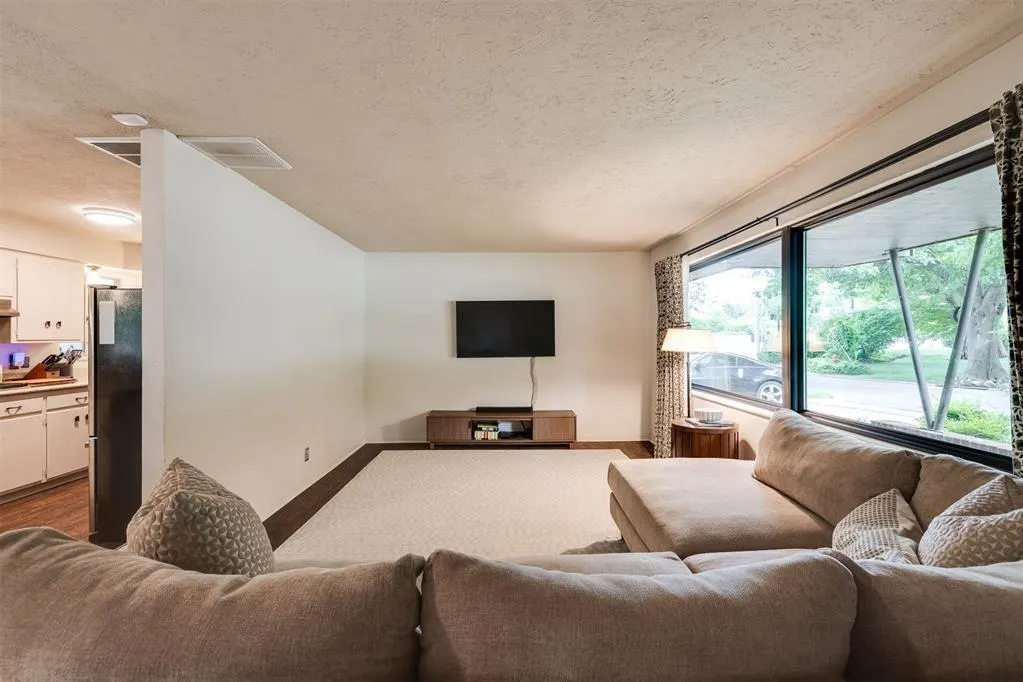 Photo 11 — 1101 Woodlawn Place, Oklahoma City, OK 73118