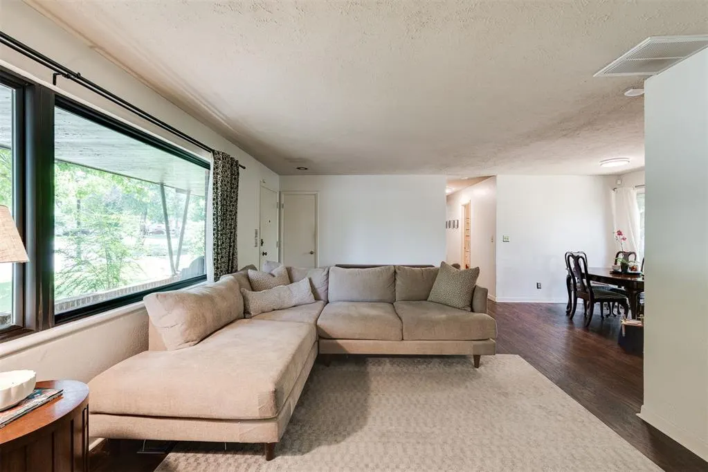 Photo 13 — 1101 Woodlawn Place, Oklahoma City, OK 73118