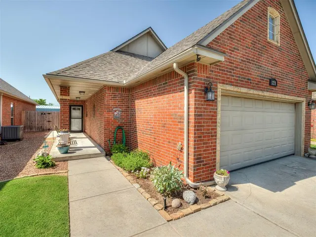 Photo 2 — 1228 SW 85th Terrace, Oklahoma City, OK 73139