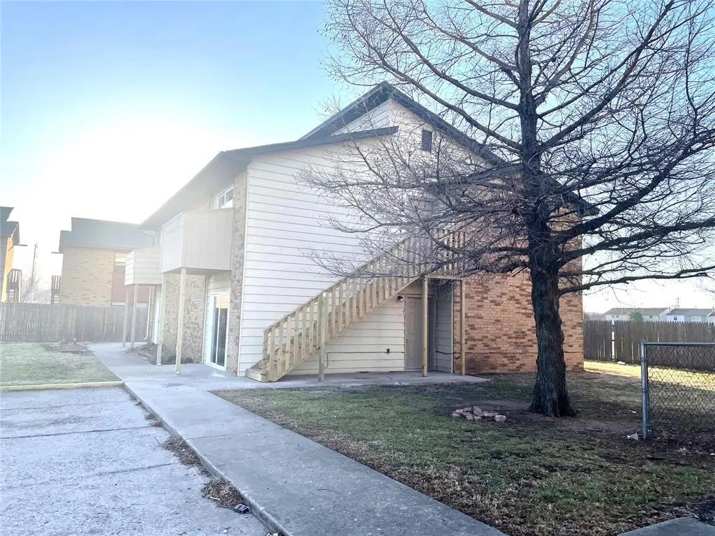 Front exterior — 1407 Glen Oaks Court 2, Norman, OK 73071