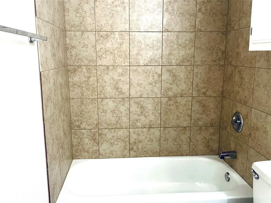 Photo 2 — 1407 Glen Oaks Court 2, Norman, OK 73071