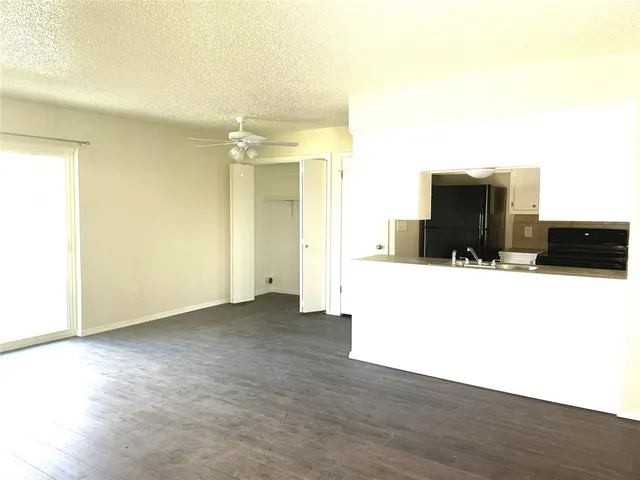Photo 4 — 1407 Glen Oaks Court 2, Norman, OK 73071