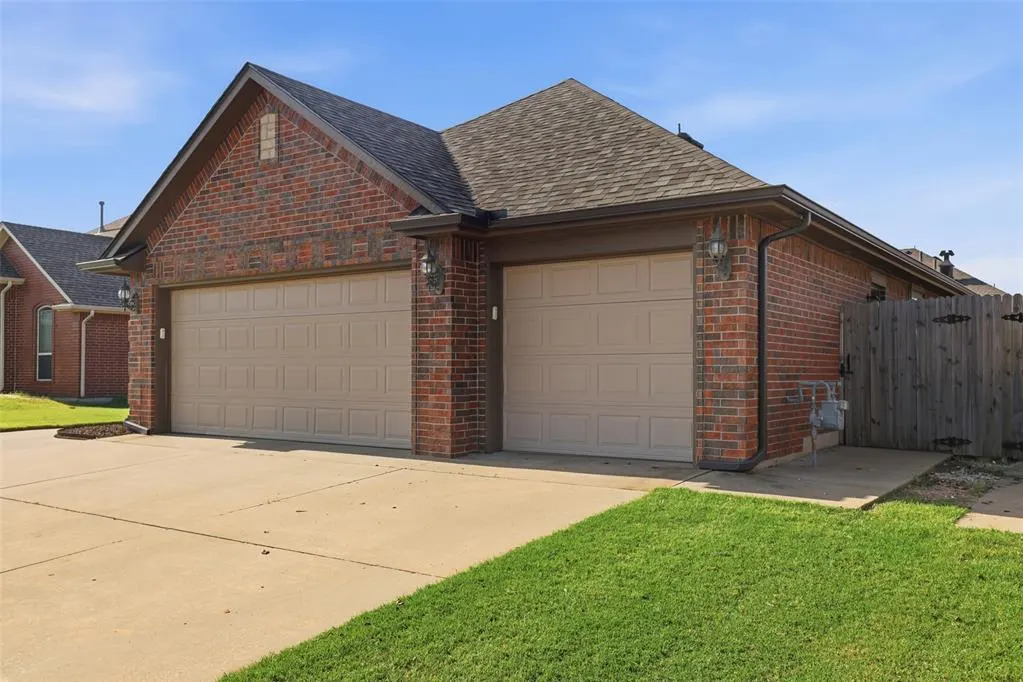 Photo 3 — 10636 NW 40th Street, Yukon, OK 73099