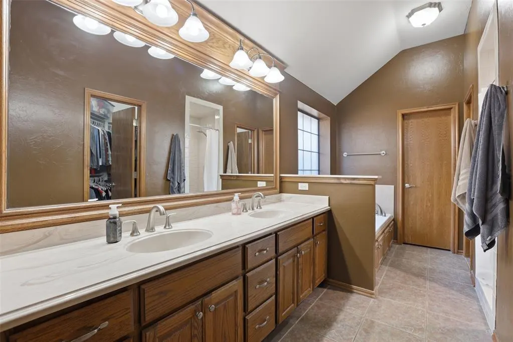 Photo 24 — 10636 NW 40th Street, Yukon, OK 73099