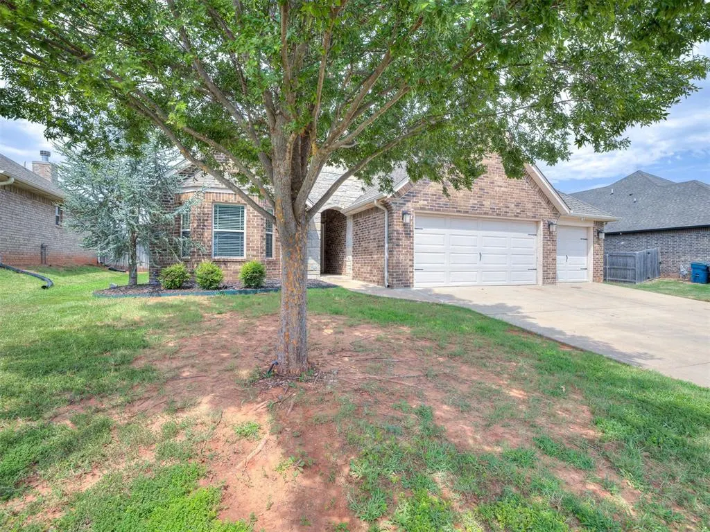 Photo 3 — 2409 Santa Monica Drive, Edmond, OK 73034
