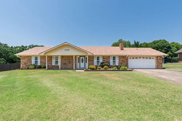 Photo 2 — 1109 W Washington Circle, Tecumseh, OK 74873