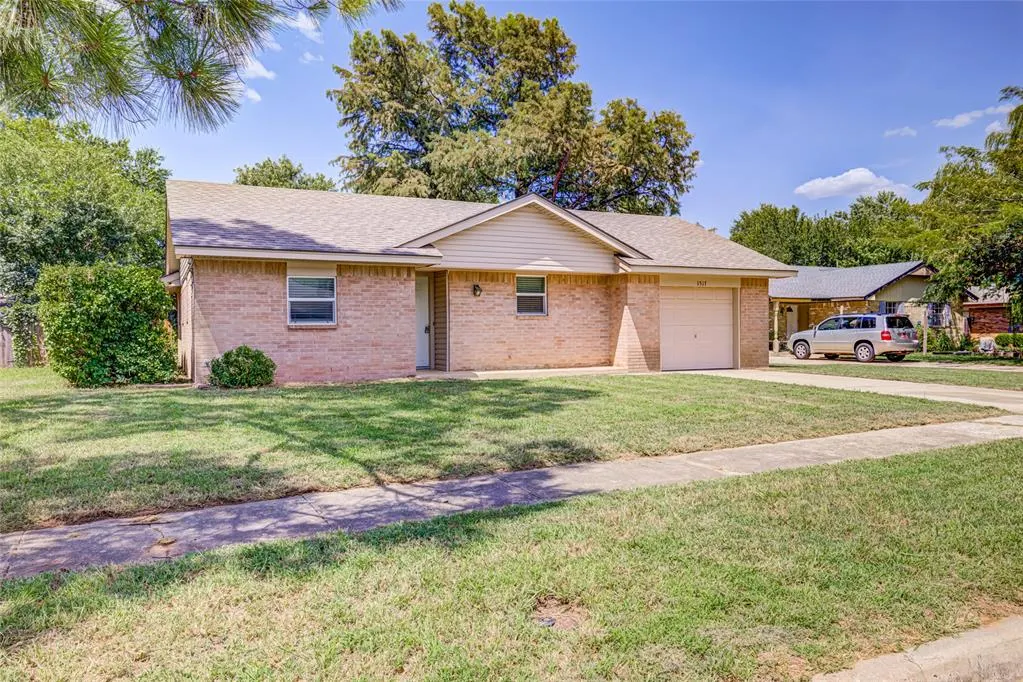 Photo 3 — 1517 Willowcliff Court, Norman, OK 73071