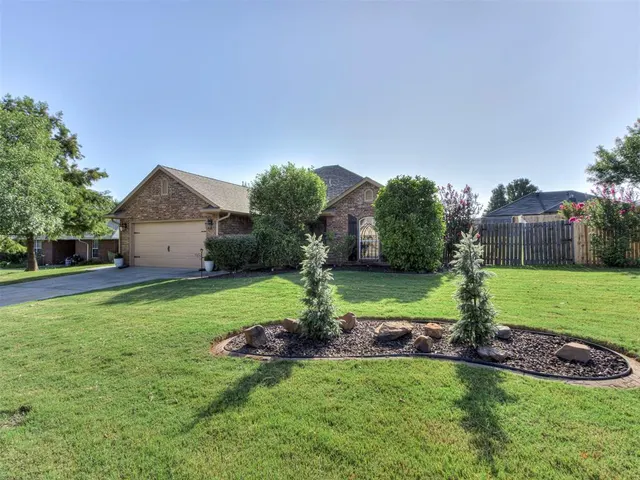 Photo 2 — 1916 N Shawnee Trail, Choctaw, OK 73020
