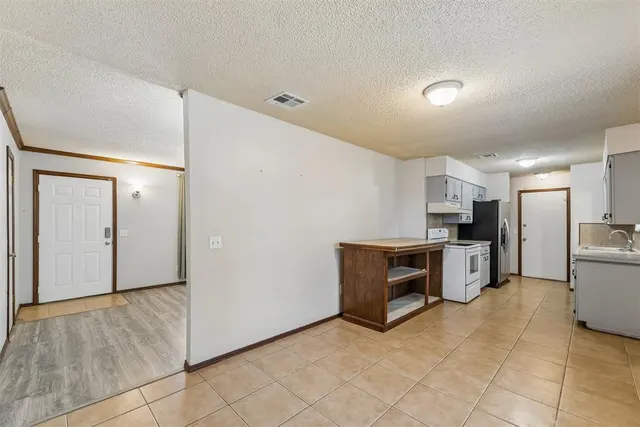 Photo 7 — 3401 E Noble Drive, Edmond, OK 73034