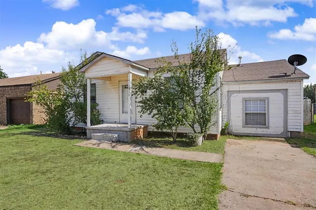 Photo 2 — 1016 E Liveoak Street, Altus, OK 73521