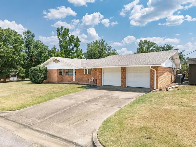Photo 2 — 1848 N Pennsylvania Avenue, Shawnee, OK 74804