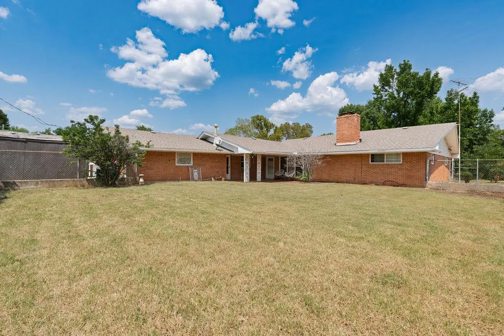 Photo 13 — 1848 N Pennsylvania Avenue, Shawnee, OK 74804