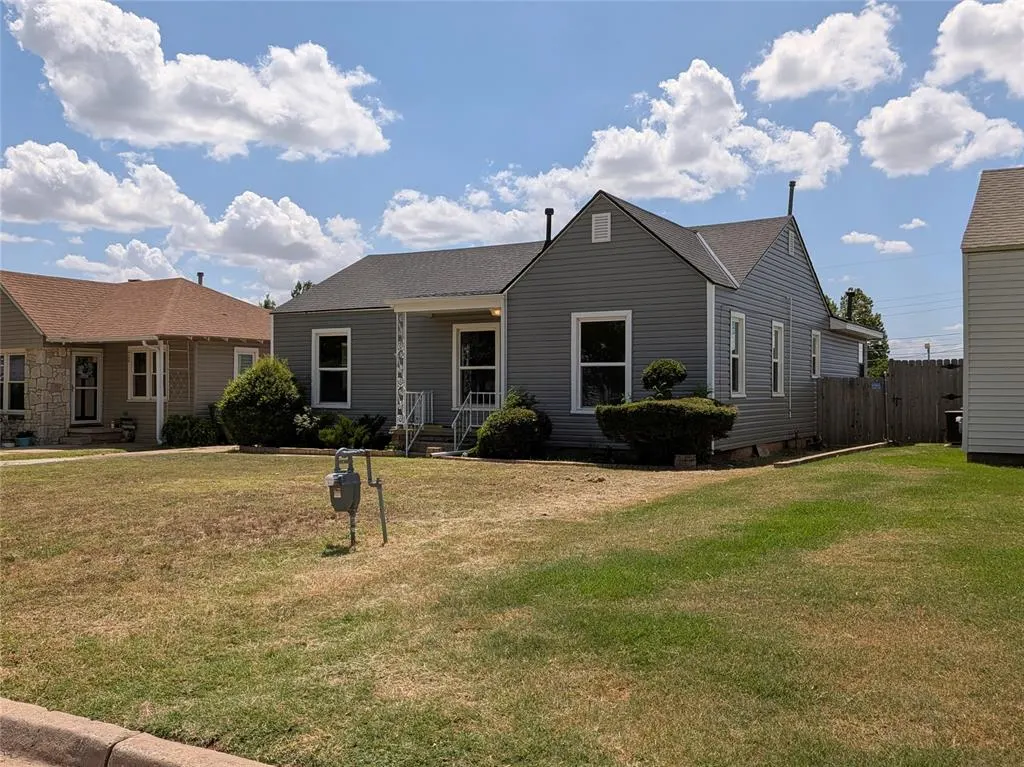 Photo 2 — 422 S 9th Street, Yukon, OK 73099