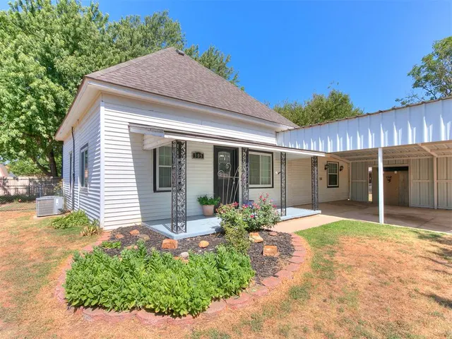 Photo 3 — 305 SE 1st Street, Tuttle, OK 73089