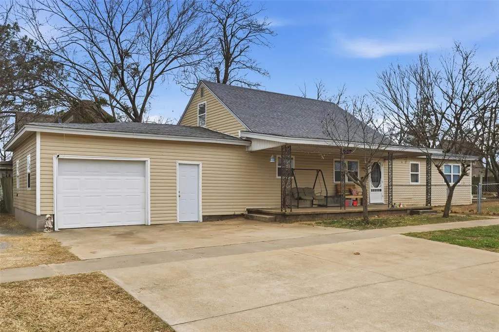 Front exterior — 523 N 2nd Avenue, Stroud, OK 74079