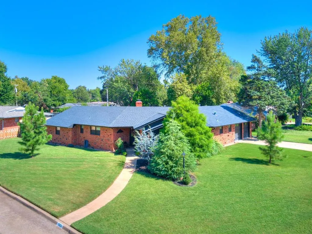 Photo 2 — 2601 Chateau Drive, Norman, OK 73069