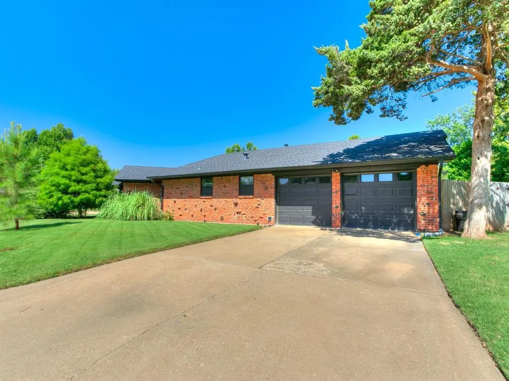 Photo 4 — 2601 Chateau Drive, Norman, OK 73069