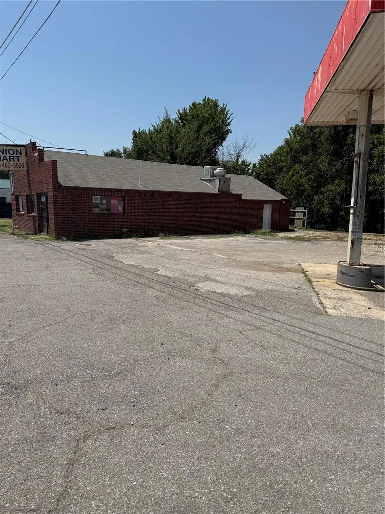 Front exterior — 102 N Main Avenue, Union City, OK 73090