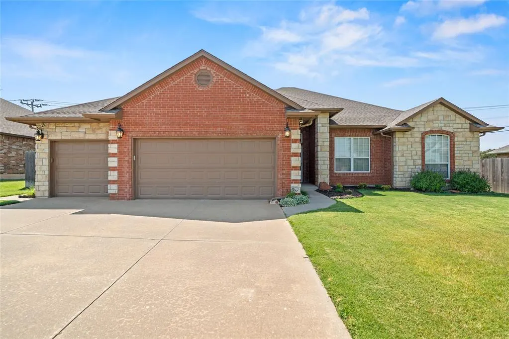 Front exterior — 10809 Middlesbrough Lane, Yukon, OK 73099