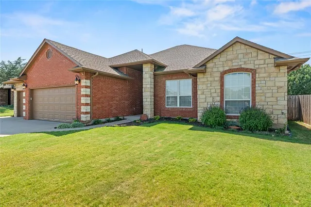 Photo 2 — 10809 Middlesbrough Lane, Yukon, OK 73099