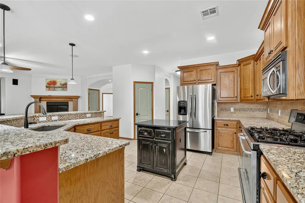 Photo 9 — 10809 Middlesbrough Lane, Yukon, OK 73099