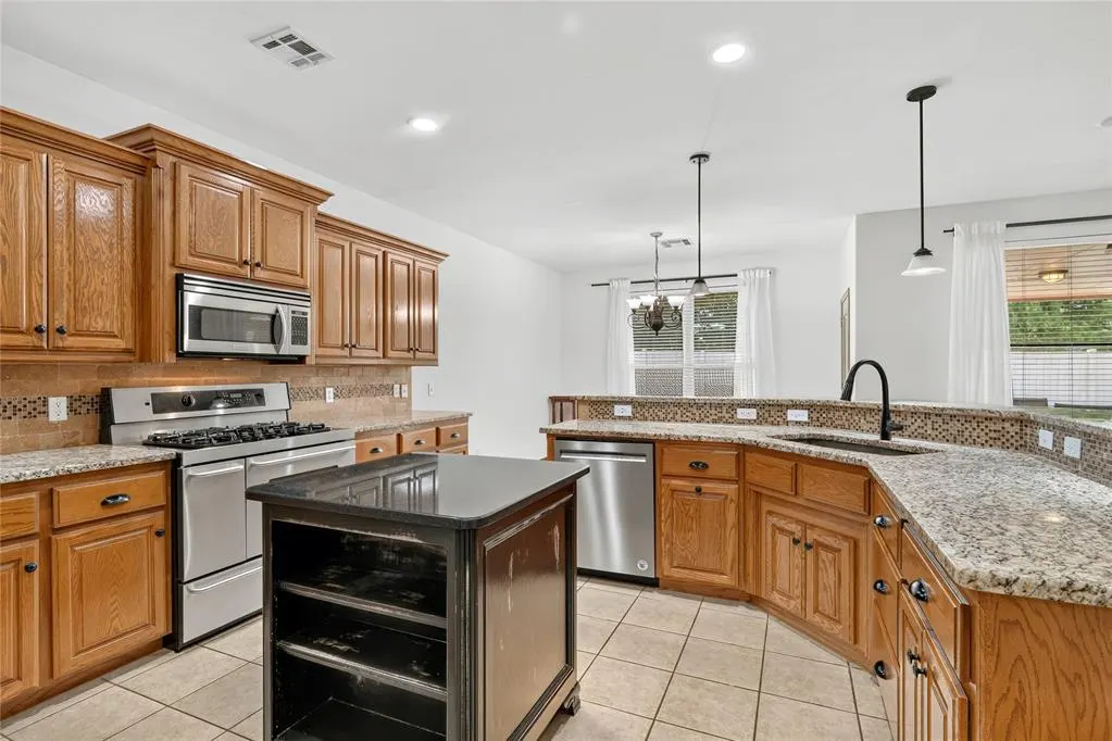 Photo 10 — 10809 Middlesbrough Lane, Yukon, OK 73099