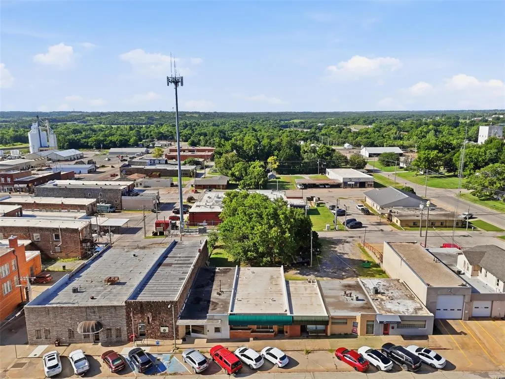 Photo 35 — 720 Delaware Street, Perry, OK 73077