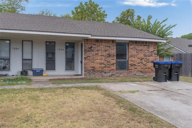 Front exterior — 1004 Acacia Circle, Noble, OK 73068
